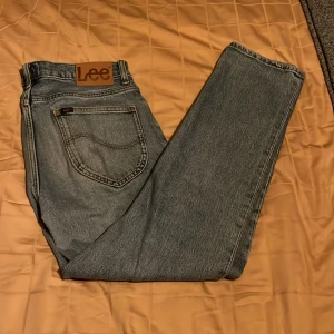 Lee jeans west - Säljer jeansen då dom aldrig används. Dom är nästan aldrig använda och är i bra skick. Storlek W30 L30. Ny pris 1100kr