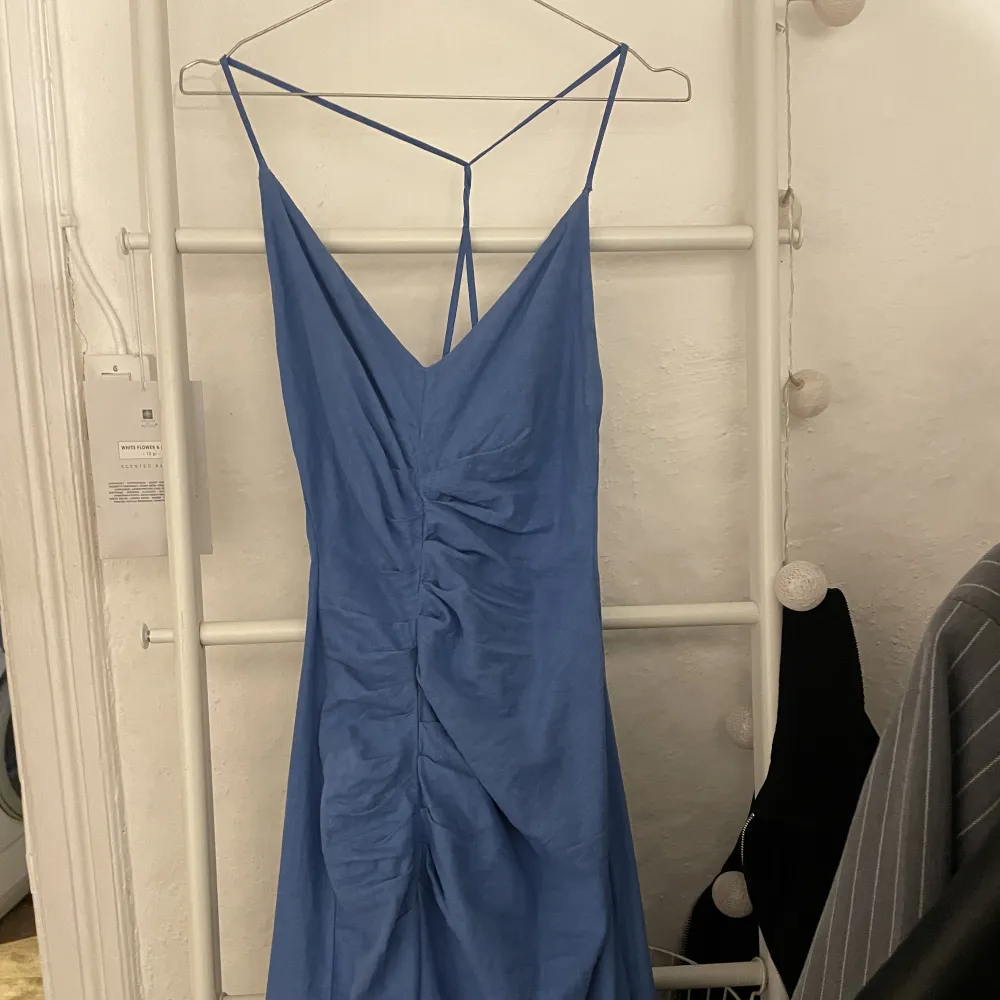 Säljer denna så fina blå klänningen från Zara! Superfin öppen rygg och slits framtill, hellång! Använd 1 gång så i superfint skick 🦋 . Klänningar.