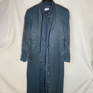 Glansig skjorta - Skjorta med snörning runt halsen. Längd: 128cm Ärm: 55cm    Skicka DM vid frågor. ☆．。･