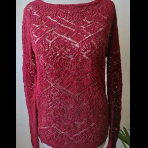 Säljer en röd ”genomskinlig” stickad tröja med jättefina mönster. Säljer då den inte sitter så bra men är annars i bra skick. Kom privat för fler funderingar☺️