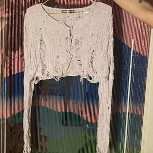 Kofta - Ljuslila croppad kofta med revor från urban outfitters ✨Den ser mer lila ut i verkligheten. 