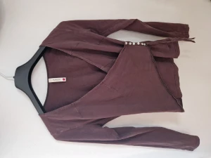 Rödbrun Hunkydory tröja, strl M - Tröjan sitter fint på kroppen. Använt ett fåtal gånger