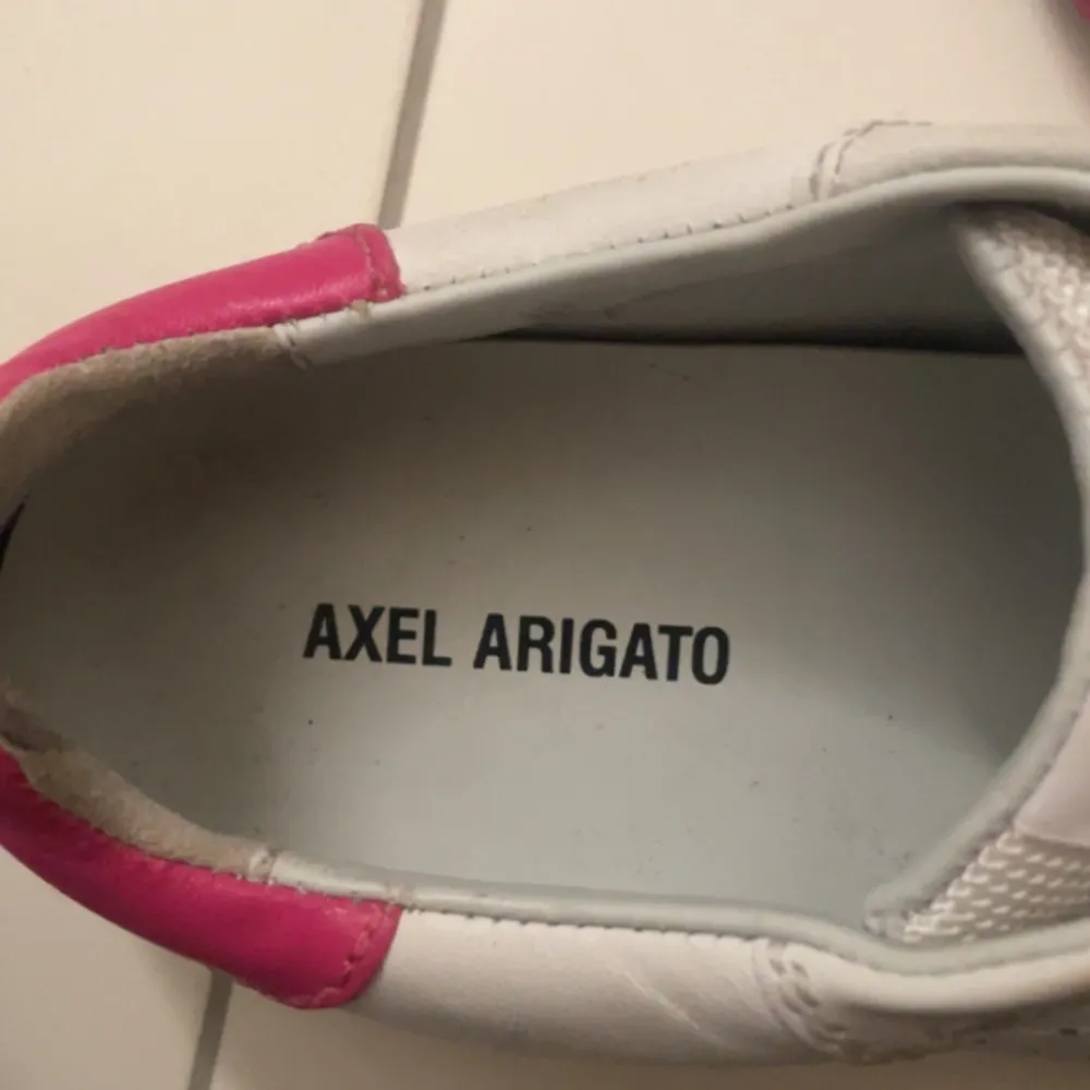 Hejhej säljer mina lite slitna arigato skor. De står att de är storlek 42 i eu men är bara lite för stora för mig (38) eftersom de är ganska smala. Ens skosnöret borta men kan ersättas med nya. Säljer via köp nu men kan även mötas upp i Malmö . Skor.