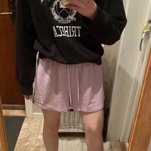 Lila shorts - Lila shorts från Shein💕Använda ca 4 gånger och har inga fel. Strl. S.