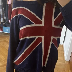 Blå/röd mjuk stickad tröja❣️ - Använt mycket, är i ok kvalitet men ändå riktigt mysig och skön (kliar ej)❣️Är en aning nopprig därför billigare pris❣️Är i stolek Xl men är väldigt liten i storleken❣️kostar + frakt❣️