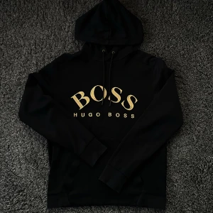 Hugo boss hoodie - En väldigt fin tröja. Skick:8/10. Storlek: S. Inga fel eller defekter!