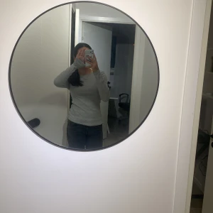 Randig Grå Tröja - En helt ny grå tröja som aldrig har använts. Tröjan var lite liten på mig som därför säljs❣️ Skriv för mer information🤍