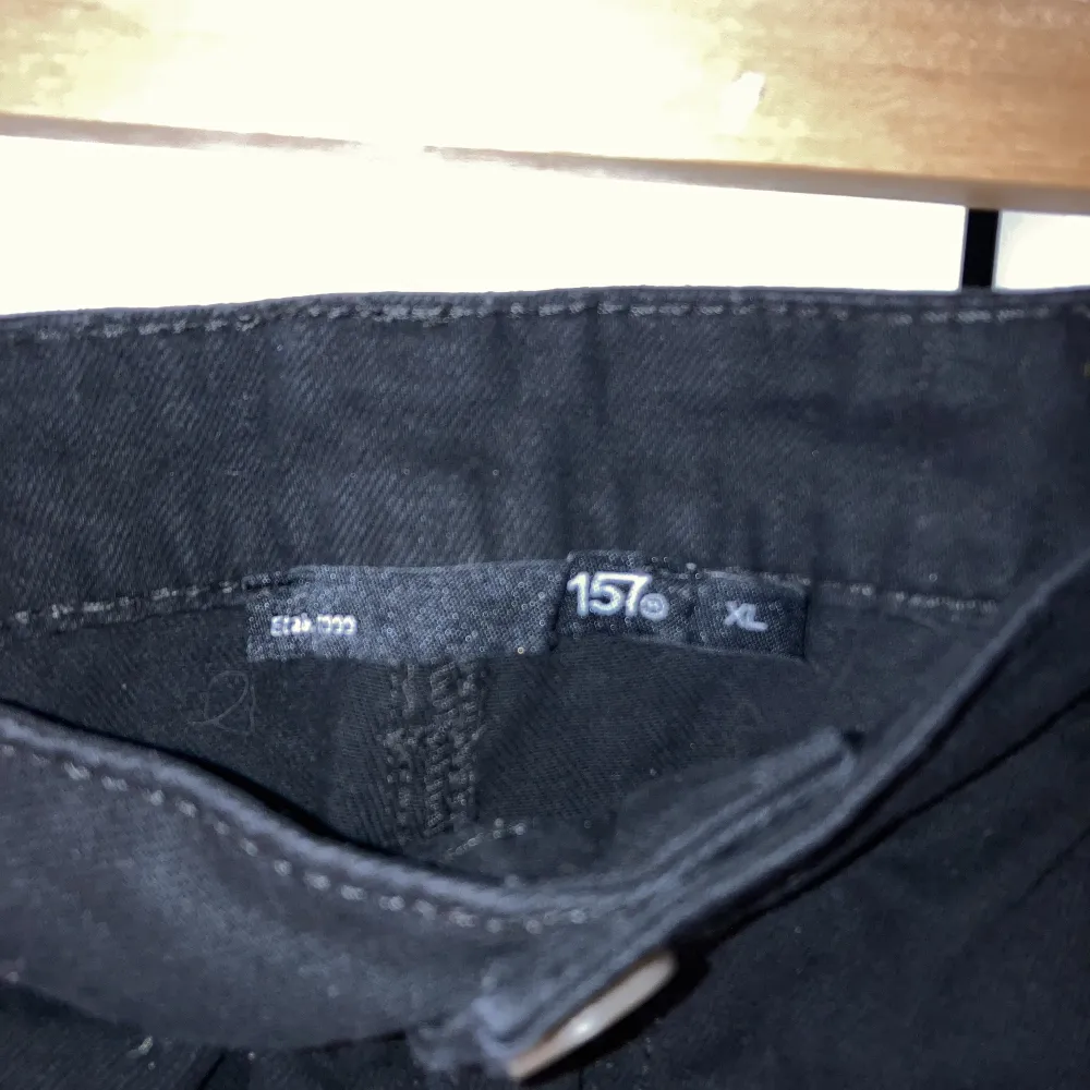 Svarta cargobyxor från lager. Dom har fake fickor i bak och har en normalhög midja. . Jeans & Byxor.