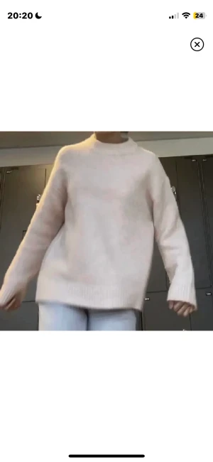 Stickad tröja  - Stickad tröja från HM i strl S. Köpt här på plick men aldrig använt❤️