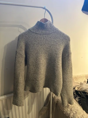 Finstickad grå tröja i ull - Så fin stickad grå tröja i ullblandning från H&M, har används väl men börjar kännas liten. Storlek xs men passar även m. 