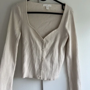 Två olika stickade tröjor  - Båda är i fint skick! Storlek S  100 kr styck 