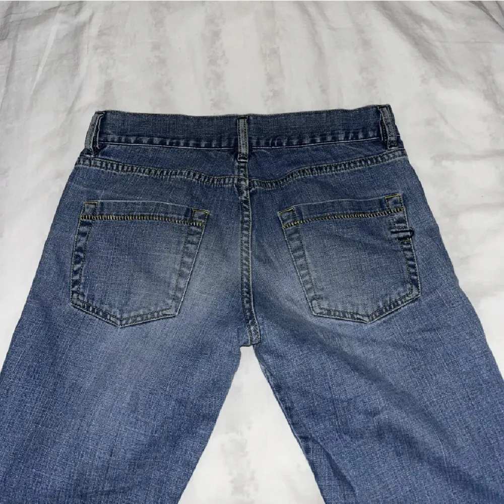 Säljer dessa snygga lågmidjade diesel jeans då dem inte kommer till användning🤍 passar mig som är 165 cm🤍. Jeans & Byxor.