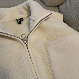 Teddyväst - Teddyväst från PIECES. Endast provad så helt ny! Nypris 399kr. Köparen står för frakten. Har du några frågor är det bara att höra av sig🤩 // Klara Johansson