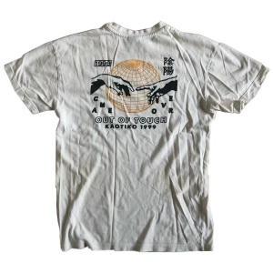 Graphic tee - Första bilden är ryggen! Fet print, den e true to size :)