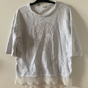 Mysig tröja - Cool tjocktröja som är något kortare i ärmen med volang nertill. Fint skick, inga defekter. 