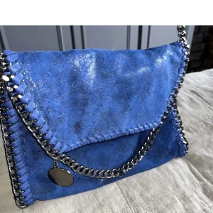 stella mccartney liknande väska💙 - Säljer denna fina väska, den är bra storlek och rymmer mycket! Jag har tagit väl hand om den. Liknar den populära stella mccartney väskan. Säljer för 400 och pris går att diskuteras💙