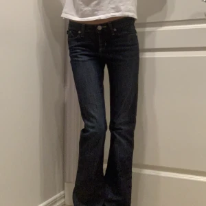 Victoria Beckham jeans - Säljer mina Victoria Beckham rock & republic bootcut jeans. De är lågmidjade. Strl 26. Passar mig som har 26 och är 170cm. Jag har fler bilder😊
