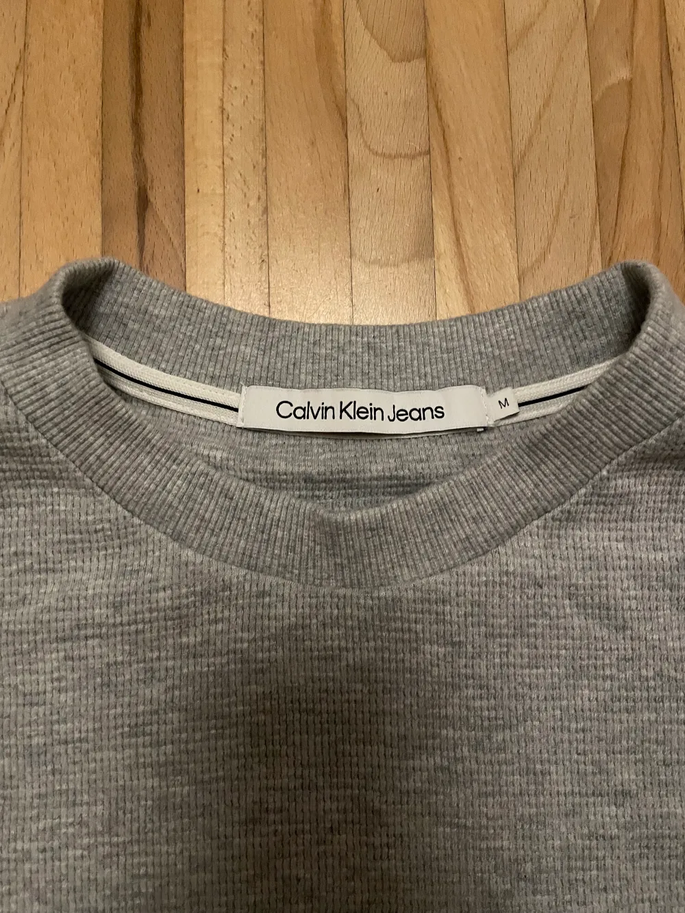 Calvin Klein tröja i ett jättebra skick. Tröjan är endast prövad. Dock finns inga lappar kvar tyvärr. Något tunnare sweatshirt.  Nypris är 800kr. Tröjor & Koftor.