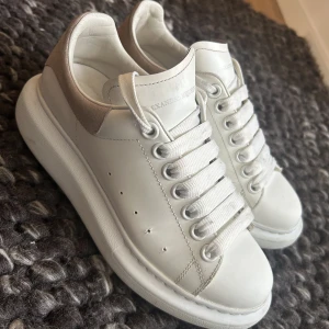 Alexander mcqueen sneakers - I väldigt gott skick, storlek 37, chunky sneakers som är extremt sköna och tåliga! Om dem blir smutsiga är det enkelt att bara torka bort. Rosa läderdetalj där bak🌸🌸 priset kan diskutera vid snabb affär