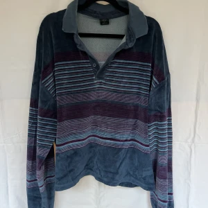 Randig tröja - Härlig, blå tröja från Urban outfitters som knappt är använd! Storlek S och köptes nu för 600kr🔥