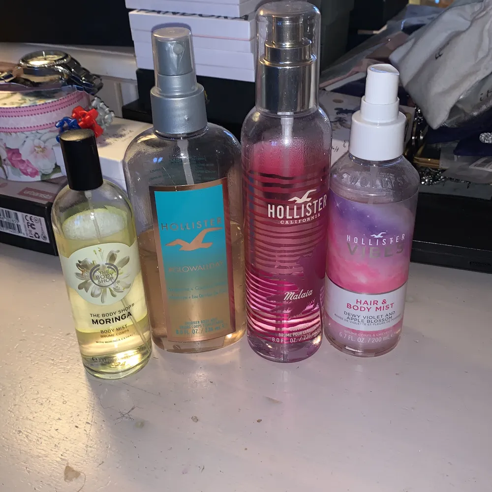 Body mist i från hollister, the body shop och en parfym från cacharel i 50ml där jag använt typ 1-3 sprut. Paket pris i 400kr. Annars styckpris. . Övrigt.