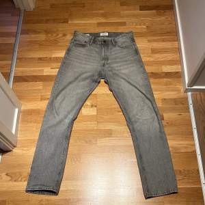 Jack and Jones jeans i modellen ”chris” som inte kommer till användning längre. Ändats använts ett fåtal gånger och har inga skador eller defekter 