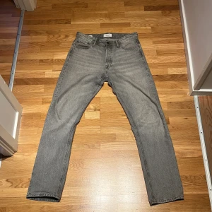 Jack and Jones jeans  - Jack and Jones jeans i modellen ”chris” som inte kommer till användning längre. Ändats använts ett fåtal gånger och har inga skador eller defekter 