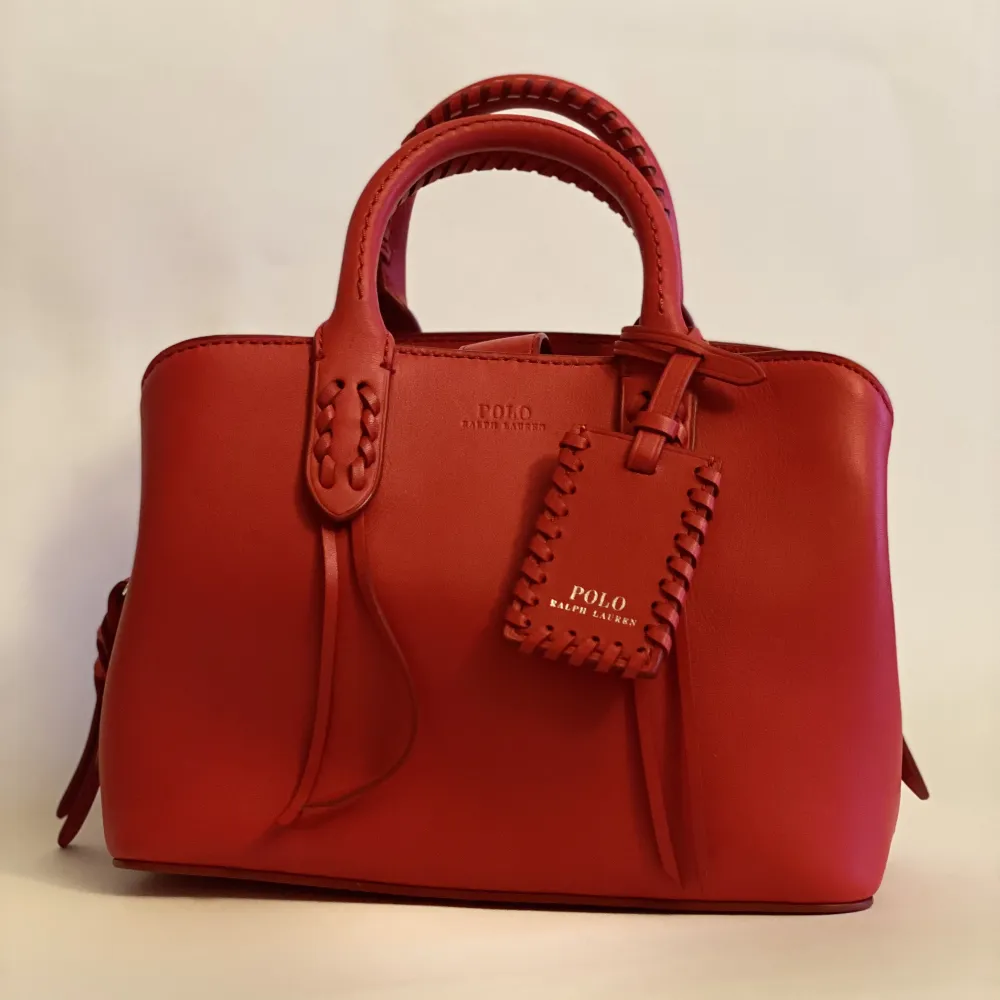 En handväska från polo ralph lauren (Mini satchel) nypris 2900 i nyskick bortsett från en liten repa i botten. Skriv vid intresse. Köpare står för frakt men kan även mötas i Stockholm💕. Väskor.