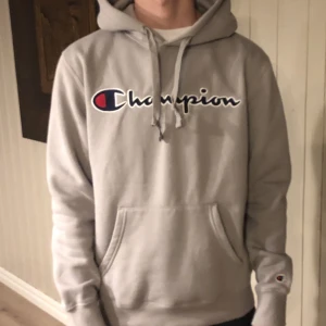 Grå Champions hoodie - Hoodien är i nyskick, normal i storlek