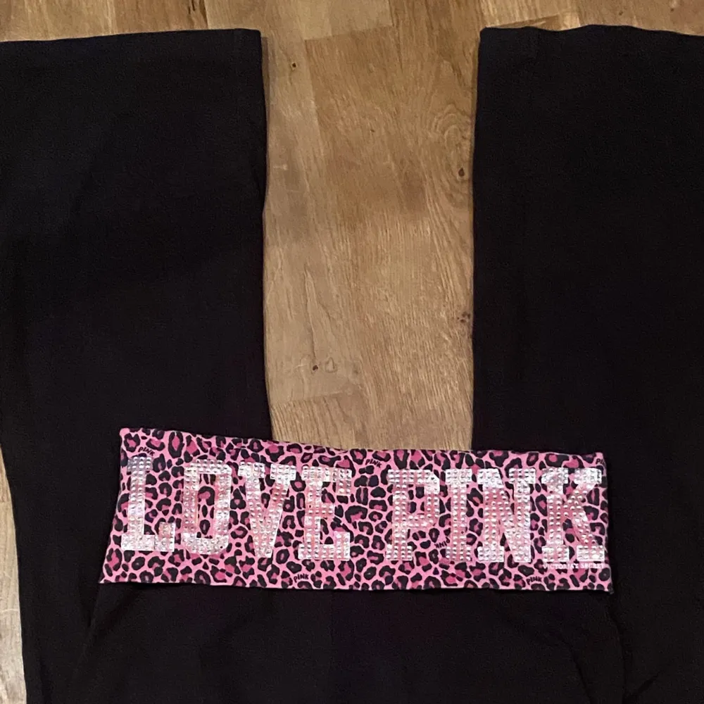 Jättefina eftertraktade PINK/Victoria’s secret bootcut yogapants i strl XS men passar även mig som vanligtvis har S/M 💓Innerbenslängd: 80,5 cm 💓 bud på 880 och har startat budgivning om man vill lägga högre 🫶. Jeans & Byxor.