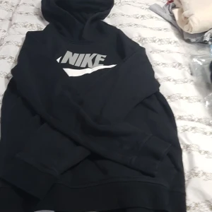 Nike hoodie  - Jag säljar  Nike hoodie äkta som är i jätte bra skick. Köparen står för frakt. 