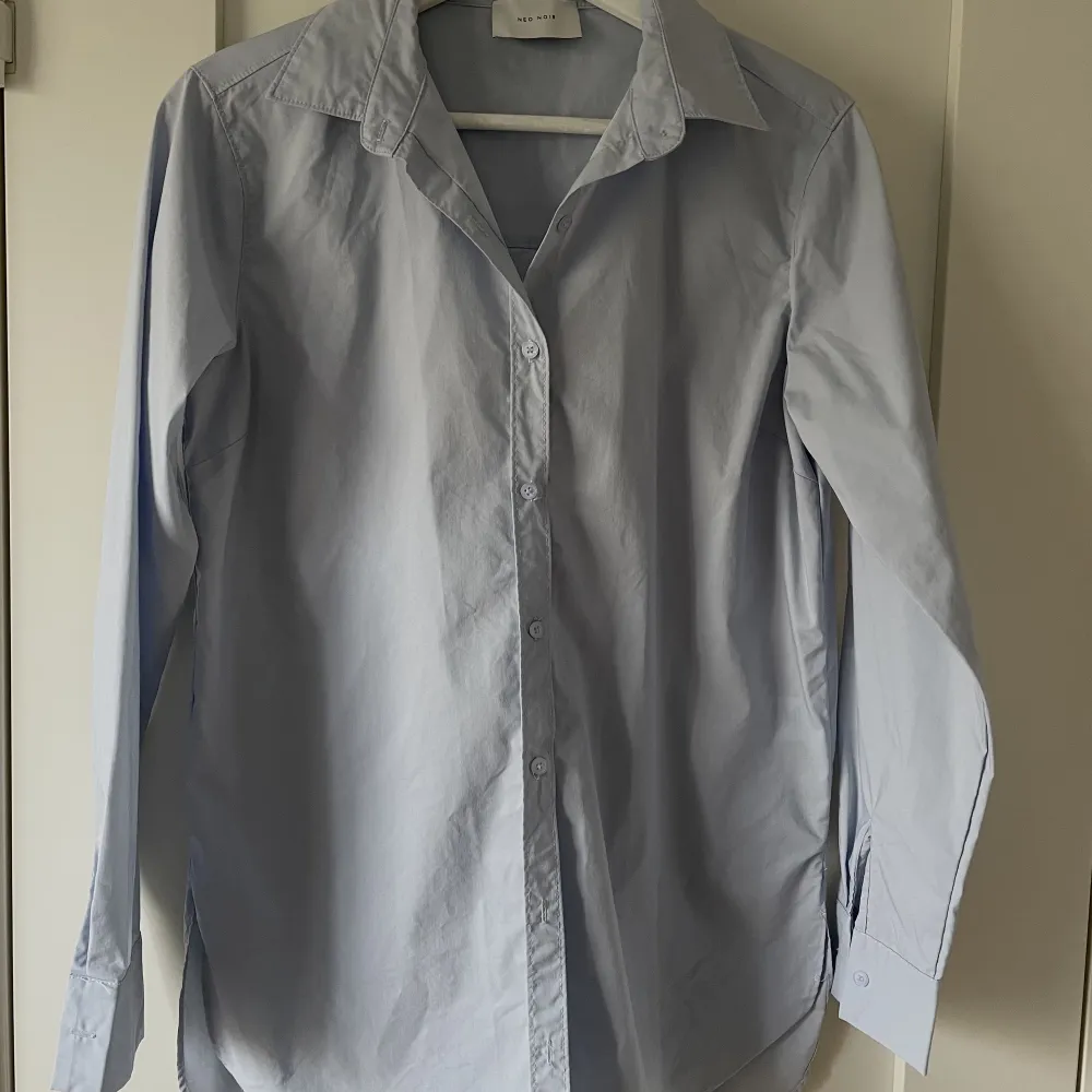 Supersnygg lyxig ljusblå skjorta från Neo Noir i storlek XS ✨💓 skjortan är endast använd en gång och säljer den nu eftersom den är lite för liten till mig 😝🤩. Skjortor.