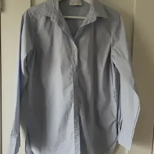 Supersnygg lyxig ljusblå skjorta från Neo Noir i storlek XS ✨💓 skjortan är endast använd en gång och säljer den nu eftersom den är lite för liten till mig 😝🤩