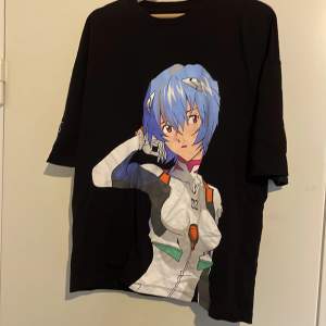OverSiezed Anime T-Shirt Med Tryck Av En Evangelion Figur  Storlek: S (OverSiezed Passform) Skick: Bra Men Använd