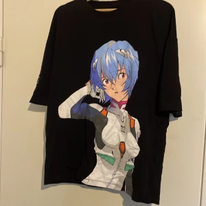 OverSiezed Anime T-Shirt - OverSiezed Anime T-Shirt Med Tryck Av En Evangelion Figur  Storlek: S (OverSiezed Passform) Skick: Bra Men Använd