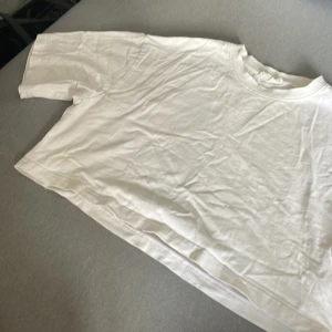 Vit crop top tshirt - Säljer denna snygga crop top från gina tricot, tshirt