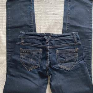Lågmidjade raka/bootcut jeans från B-star storlek W26 L32 skulle säga typ 34
