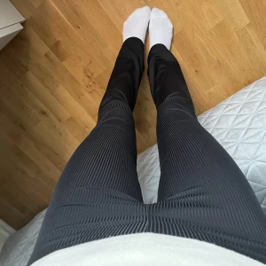 yogapants - säljer jättesköna ribbade yogapants från lager 157😇 använda fåtal gånger, hittar inte på hemsidan. Kommer inte ihåg nypris men köp för 150kr eller bud💗