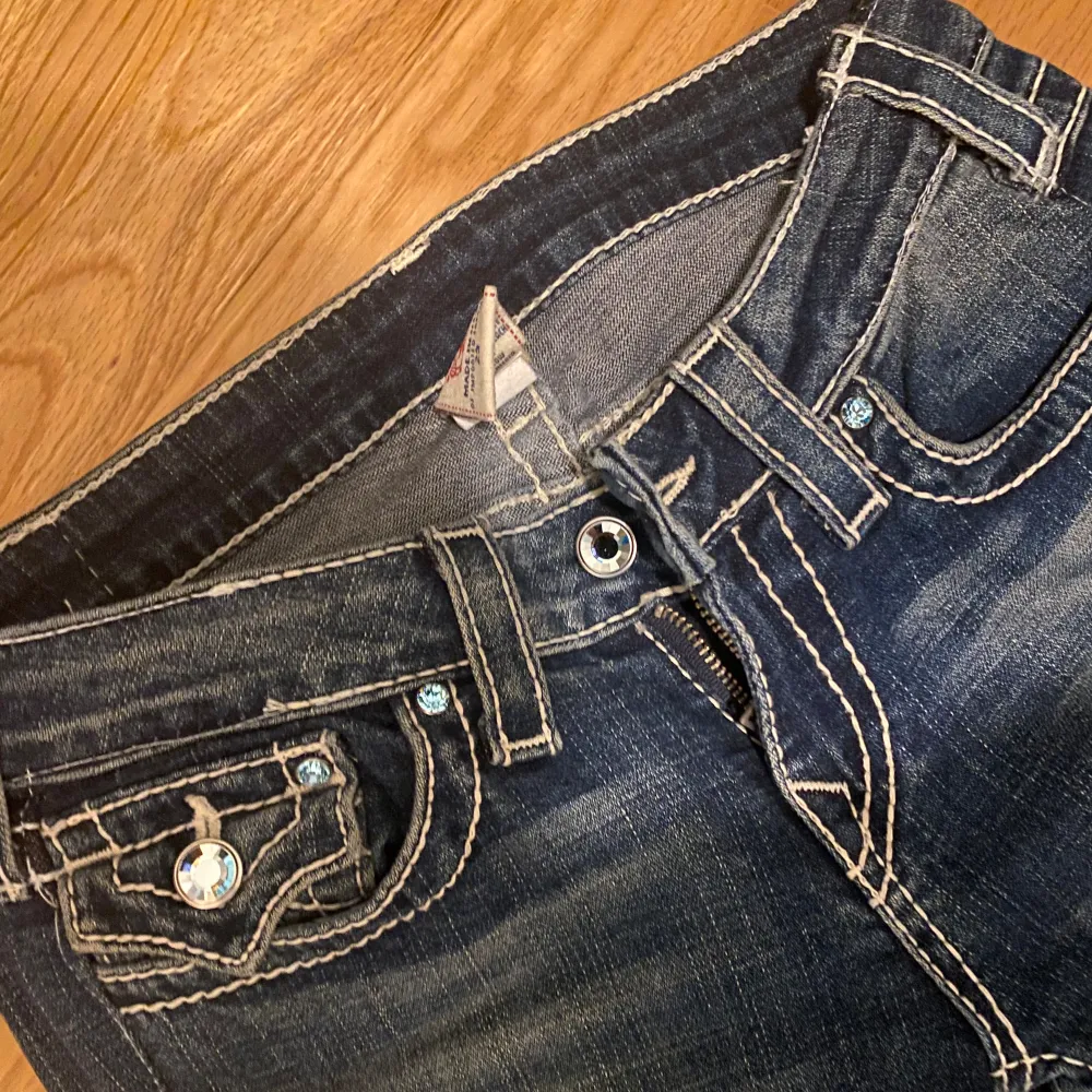 Säljer dessa sjukt snygga True Religion Jeans då dem tyvärr aldrig kommit till användning:( Dem är också köpta här på plick men är i topp kvalite med inga fläckar eller hål. Tvärsöver är Ca 35cm, Innerbenslängd är 73cm , kontakta priv för intresse❤️. Jeans & Byxor.