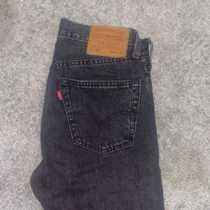 Levis 501 - Säljer nu mina oanvända svarta Levis 501 jeans. Köpta för ett tag sen men använda 1-3 gånger. Hör av er vid minsta fundering.