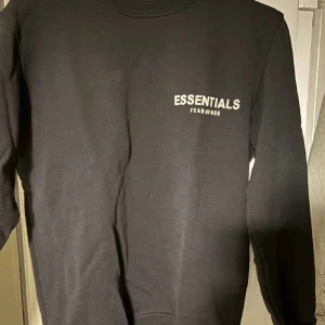 Essentials Hoodie - En jättefin Essentials hoodie i Stolek M!  Unisex!!