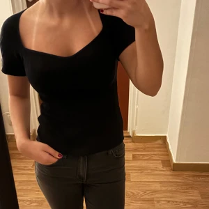 Svart tröja med stor U-krage, storlek XS 🖤 - Säljer en stilren svart tröja i storlek XS med en stor U-krage. Den är både snygg och bekväm, perfekt för att lägga till ett elegant touch till din outfit. Tröjan är i bra skick och klar för en ny ägare.