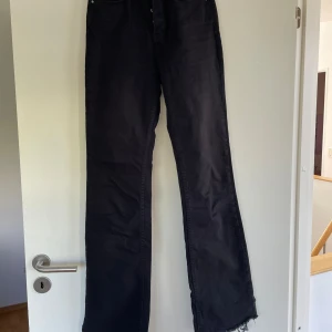 Svarta jeans  - Jeans från stradivarius st 34 gott skick, skriv för fler bilder