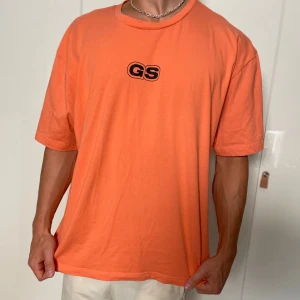 Oversized gymshark t shirt - Strl L men väldigt pösig. Väldigt bra skick. Stryks innan den skickas såklart. Orange passade bara inte med mina pigment😭 pris och frakt betalas av kund