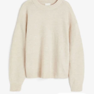 Stickad tröja - Säljer en superfin stickad tröja från hm helt ny säljer då den va för stor