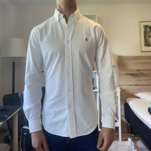 Ralph lauren skjorta - Jättesnygg vit ralph lauren ralph lauren skjorta i storlek small slim fit. Skjortan är i superbra skick och har inga fläckar hål eller liknande.