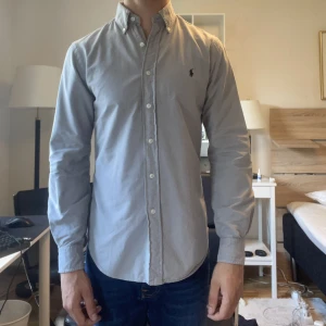 Ralph lauren skjorta - Jättesnygg grå ralph lauren ralph lauren skjorta i storlek small slim fit. Skjortan är i bra skick och har inga fläckar hål eller liknande.
