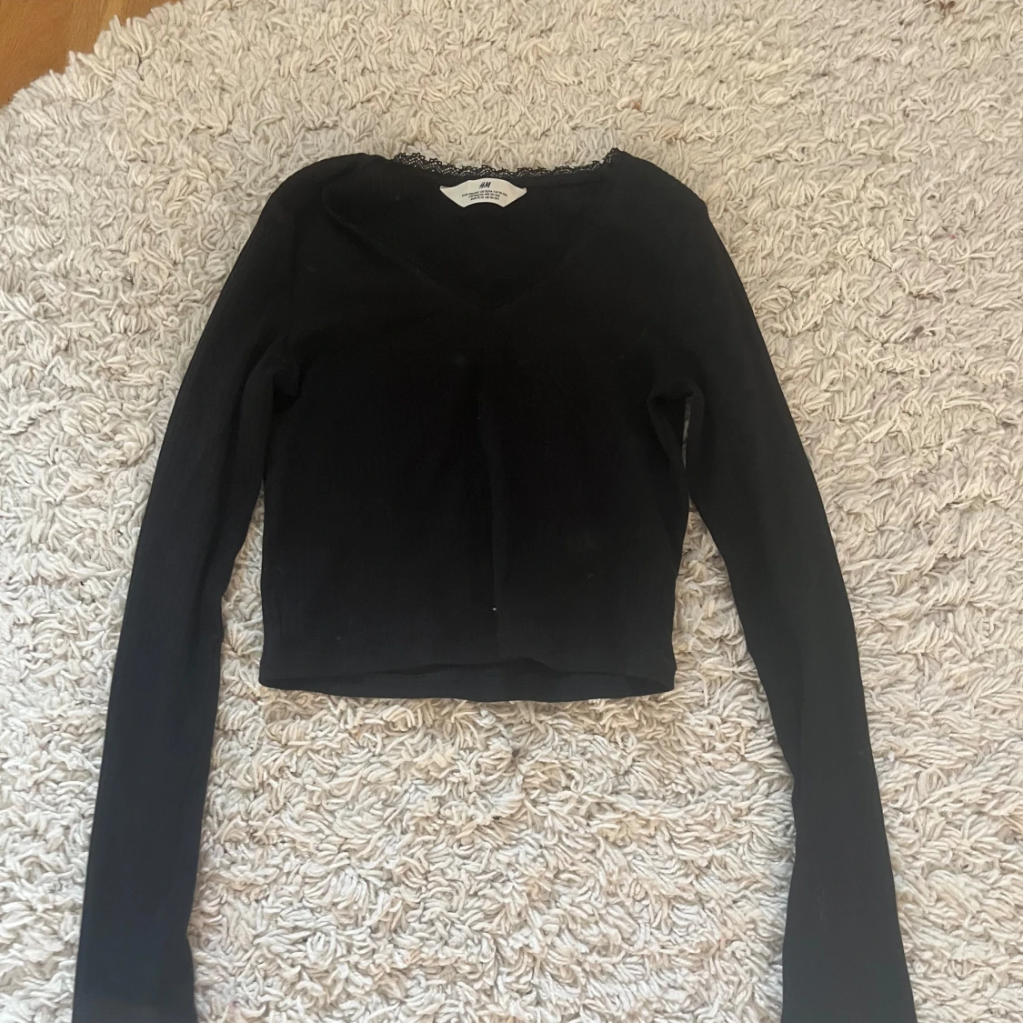 Svart långärmad med spets urringning  - 91