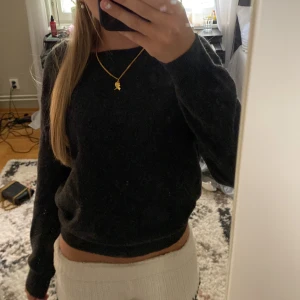 Kashmir tröja från h&m - Jättefin kashmir tröja från h&m. Köpt här på plick men nästan aldrig använd💓💓Den är mörk grå (har sytt in den vid resåren i midjan så att den ska sitta tajtare, går enkelt att sprätta upp)