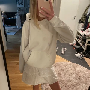 Vit hoodie från zara - Denna fina hoodien är väl använd och har några få fläckar på framsidan vid magen av hoodien därav priset, ord. Pris 399kr 